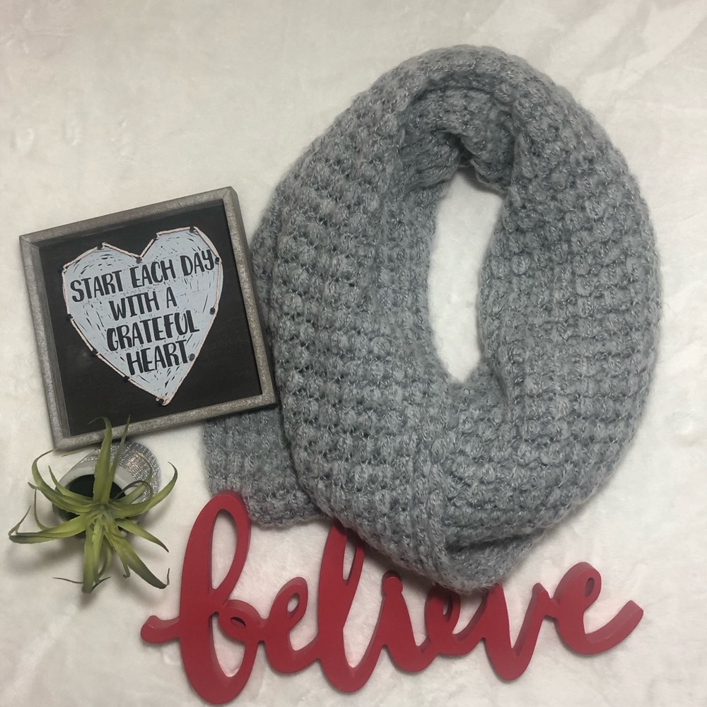 Chunky light gray scarf